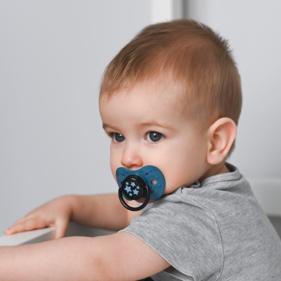 Akuku Smoczek uspokajający 12m+ niebieskie Gwiazdki / A0590 / Akuku Akuku Smoczek uspokajający 12m+ niebieskie Gwiazdki / A0590 / Akuku